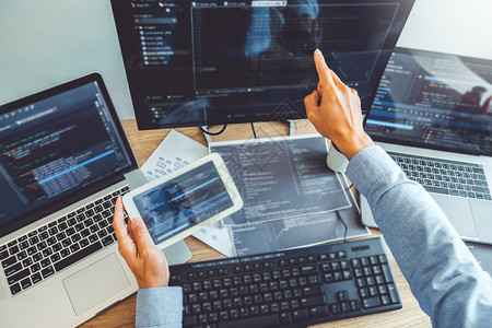 青年程序员 在代码与创新中构建数字未来